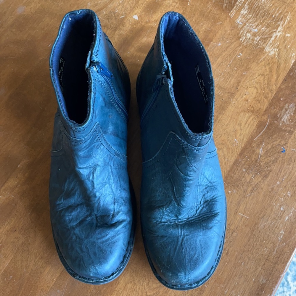 Guc Clark’s ankle boots, size 6.5W - Picture 2 of 6
